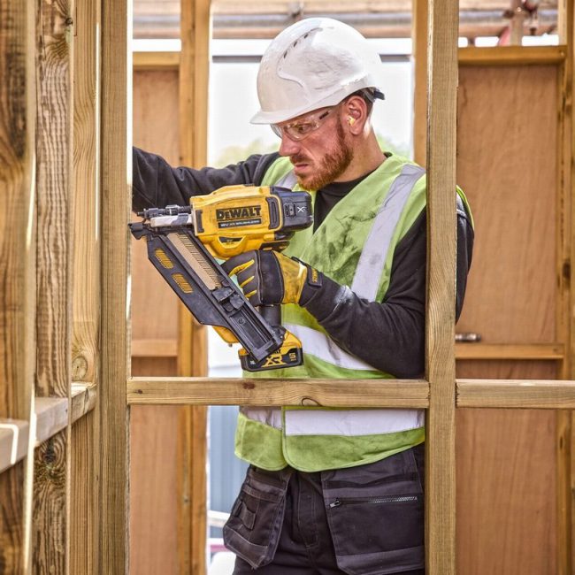 Dewalt DCN930N 18V XR Brushless 90mm Framing Nailer - Body - Image 3