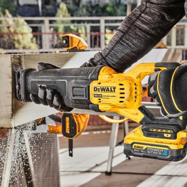 DeWalt DCS386H2T-GB 18V Cordless Brushless Reciprocating Saw Kit - Image 13