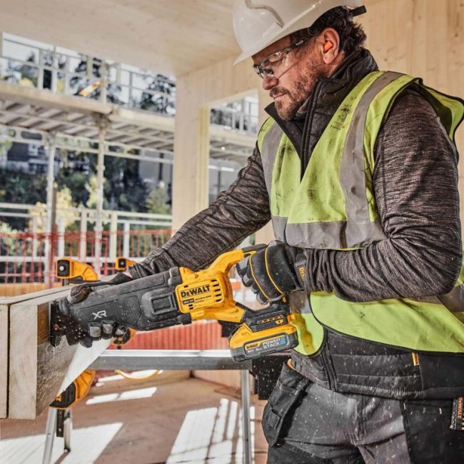 DeWalt DCS386H2T-GB 18V Cordless Brushless Reciprocating Saw Kit - Image 12