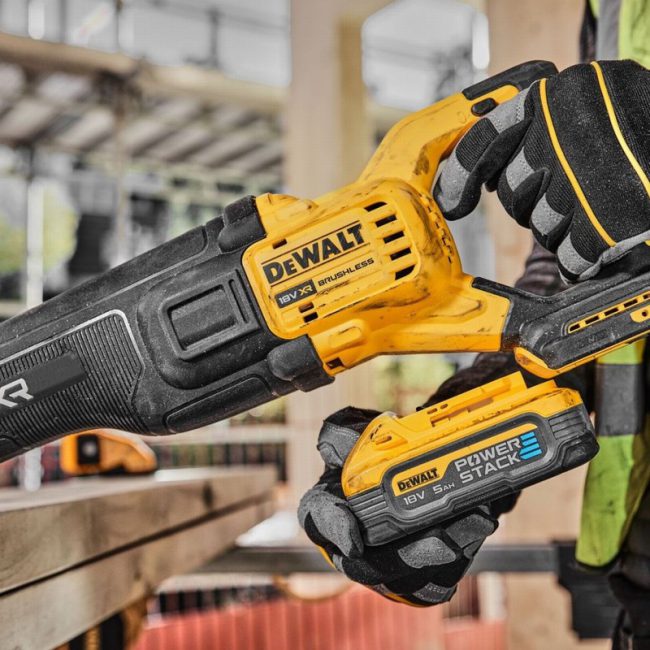 DeWalt DCS386H2T-GB 18V Cordless Brushless Reciprocating Saw Kit - Image 9