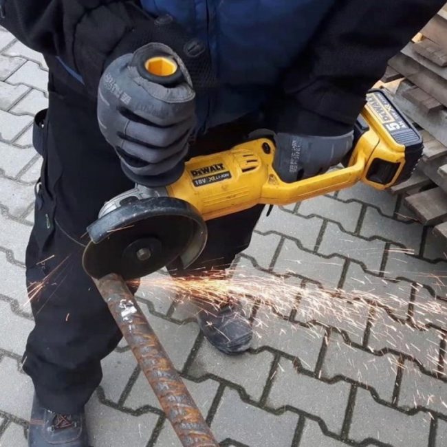 Dewalt DCG412N 18V XR 125mm Grinder - Body - Image 6