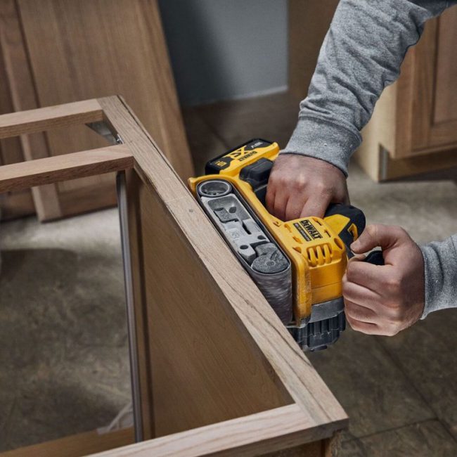 Dewalt DCW220NT 18V XR Brushless 75mm Belt Sander - Body & Case - Image 11