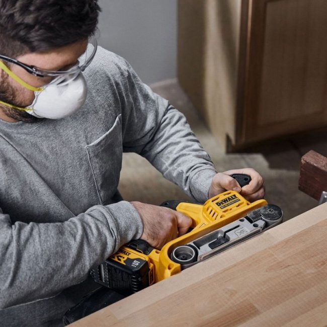 Dewalt DCW220NT 18V XR Brushless 75mm Belt Sander - Body & Case - Image 9