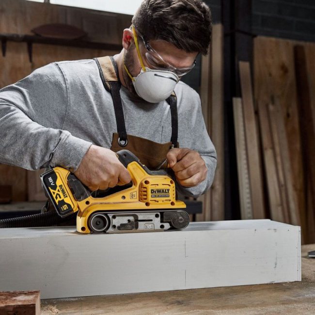 Dewalt DCW220NT 18V XR Brushless 75mm Belt Sander - Body & Case - Image 4