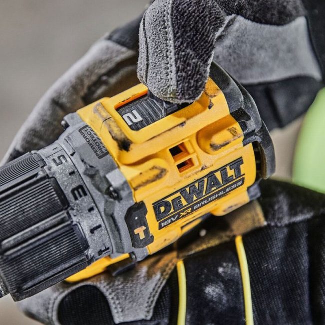 DeWalt DEW805E2T-GB 18V XR Brushless Combi Drill Kit - Image 8