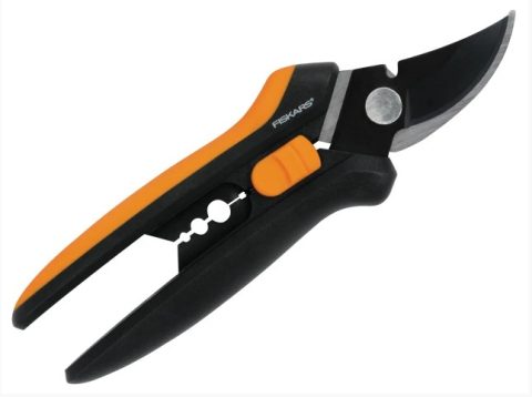 Fiskars FSK1051601 – 10mm Solid SP14 Pruning Snip
