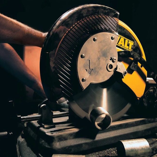 DeWalt DW872L-XW 2200W 355mm 110v Metal Cutting Chopsaw - Image 7