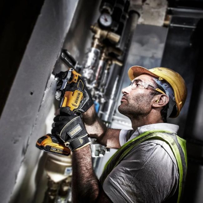 DeWalt DCS355M2 18V XR Brushless Multi-Tool with Accessory Kit - Image 7