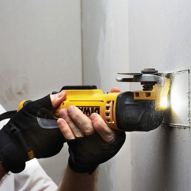 DeWalt DCS355M2 18V XR Brushless Multi-Tool with Accessory Kit - Image 9