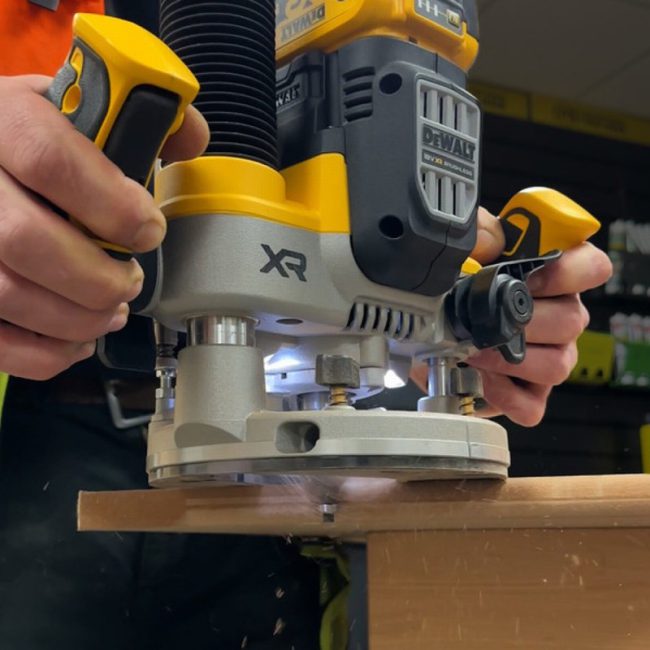 Dewalt DCW620H2-GB 18V XR Brushless 1/2" Plunge Router Kit - Image 10