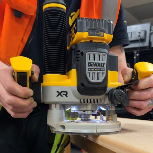 Dewalt DCW620H2-GB 18V XR Brushless 1/2" Plunge Router Kit - Image 9