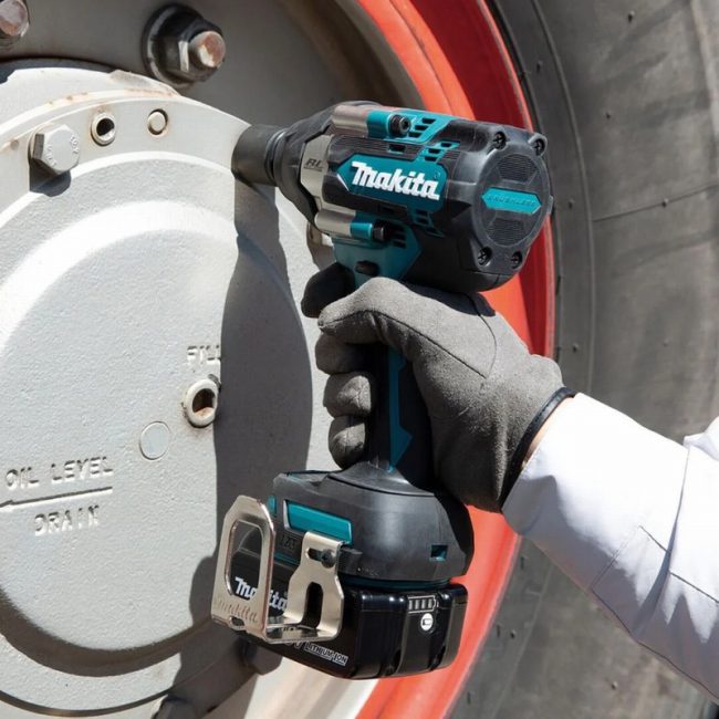 Makita DTW700RT 18v LXT Brushless 1/2" Impact Wrench Set - Image 7