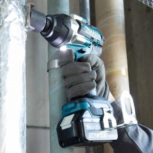 Makita DTW700RT 18v LXT Brushless 1/2" Impact Wrench Set - Image 5