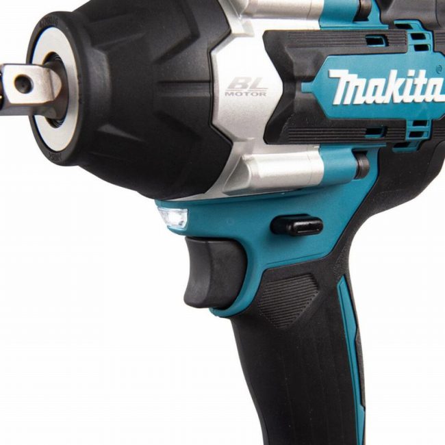 Makita DTW700RT 18v LXT Brushless 1/2" Impact Wrench Set - Image 2
