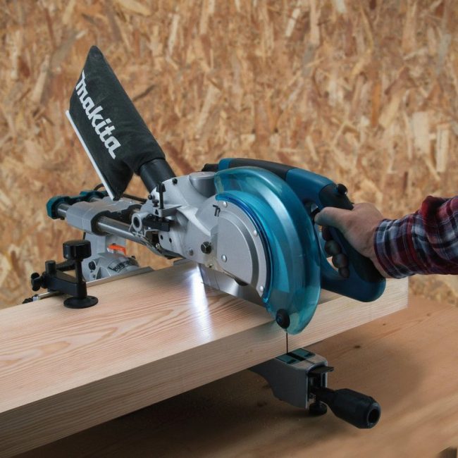 Makita LS0815FLN/1 110V 216mm Slide Compound Mitre Saw - Image 2