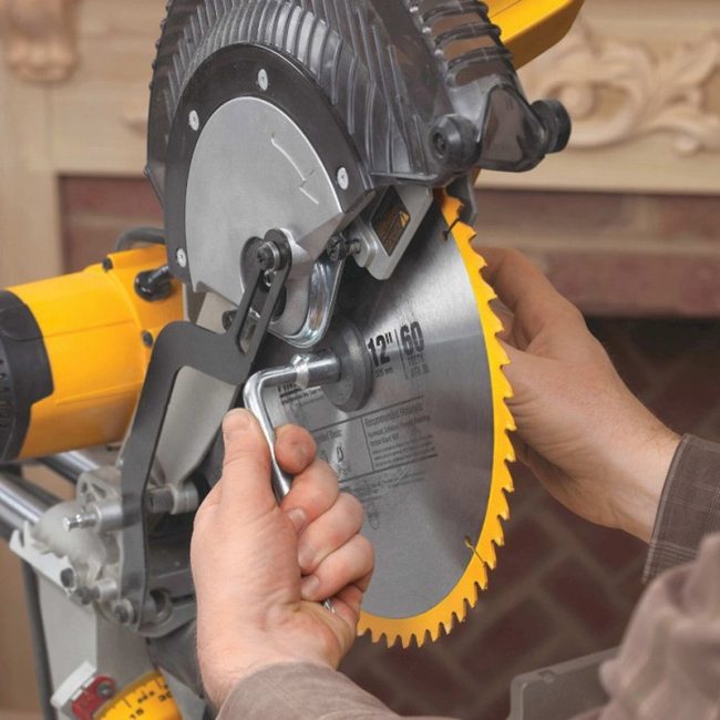 Dewalt DWS780 305mm 1675W 240V Sliding Compound Mitre Saw - Image 5