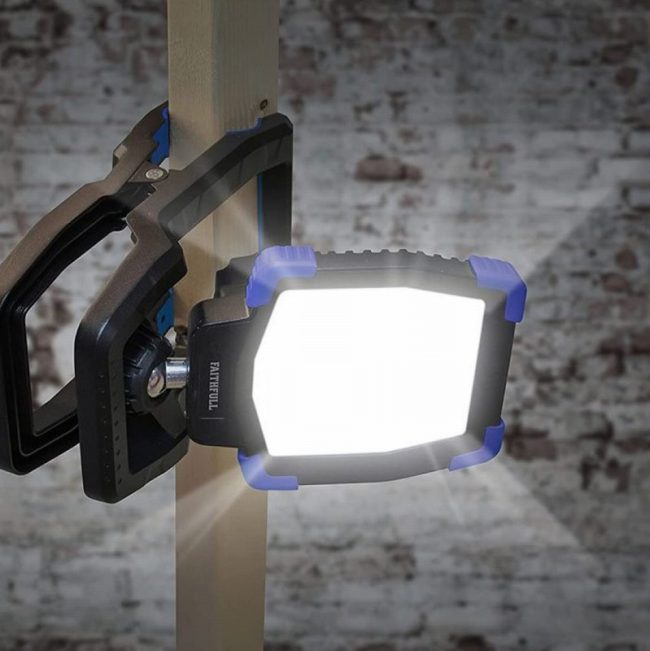 Faithfull FPPCLIP10R 10W Cordless Rechargeable Clip Light - Image 3