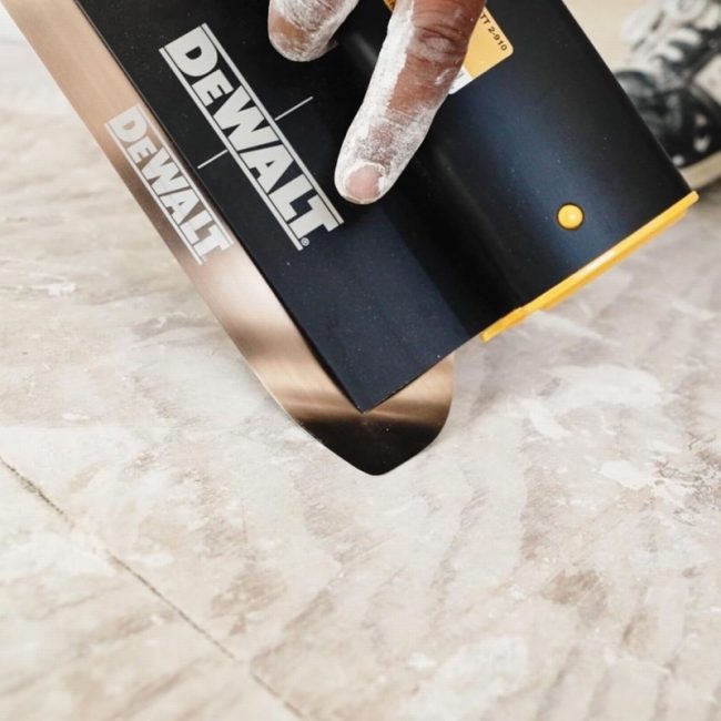 DeWalt DDW2932 32in (813mm) Drywall Skimming Blade - Image 2