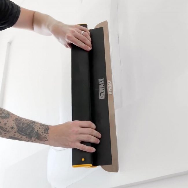 DeWalt DDW2932 32in (813mm) Drywall Skimming Blade - Image 4