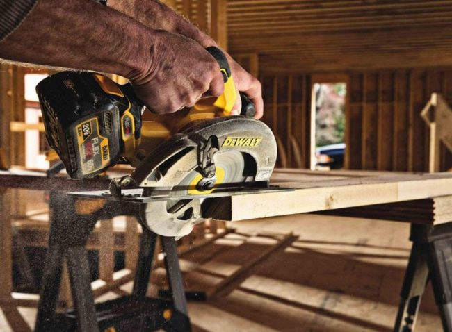 DeWalt DCS575N 18/54V XR FlexVolt Circular Saw 190mm Bare Unit - Image 3