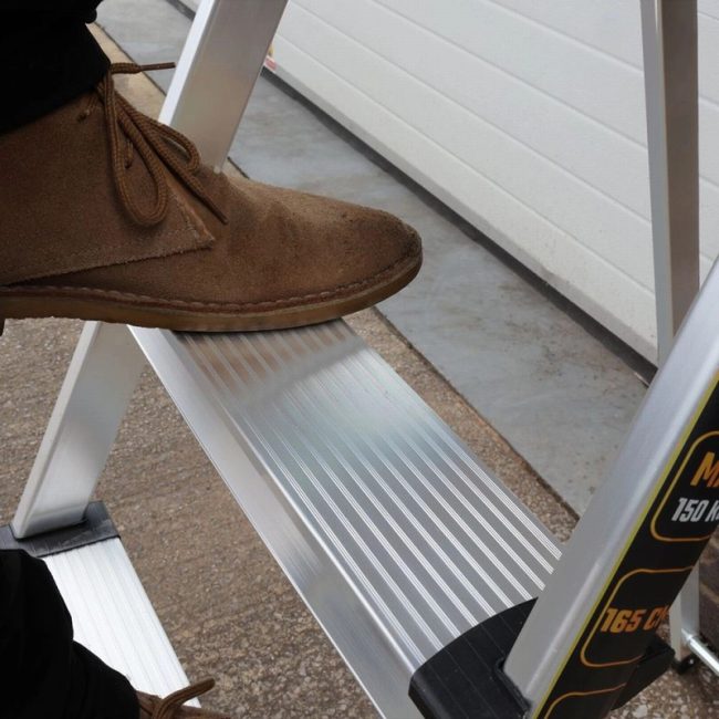 TOUGH MASTER ML-405X Aluminium Folding 5 Step Tread Ladder - Image 2