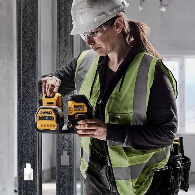 DeWalt DCE088D1G18-GB 18v 2Ah 18V Manual Cross Spot Line Laser - Image 4